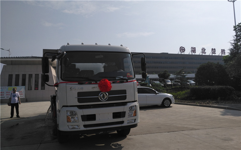 东风天锦运油车发往山西太原